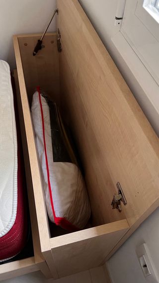 Cama doble con colchones y arcón