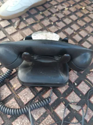 Teléfono antiguo de baquelita negro