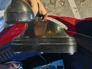 Teléfono antiguo de baquelita negro