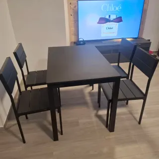 Mesa de comedor y 4 sillas negras