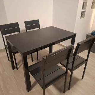 Mesa de comedor y 4 sillas negras
