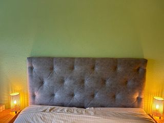 Cabecero de tela gris