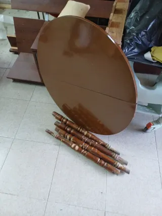 Mesa redonda plegable de madera