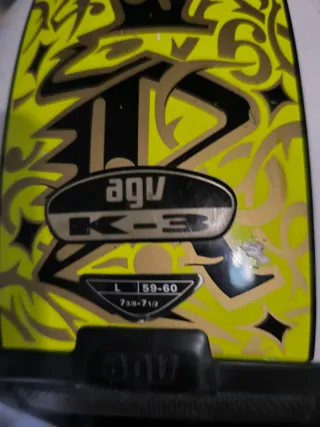 Casco AGV amarillo y blanco