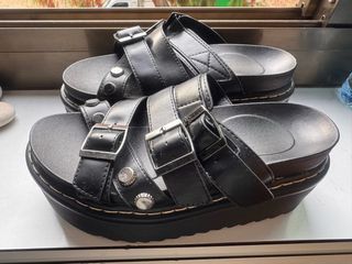 Sandalias plataforma negras con hebillas