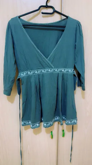 Blusa verde cruzada bordada