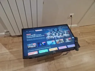 Televisión Xiaomi con mando y soporte