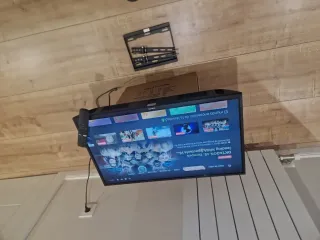 Televisión Xiaomi con mando y soporte