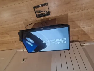 Televisión Xiaomi con mando y soporte