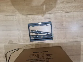 Televisión Xiaomi con mando y soporte