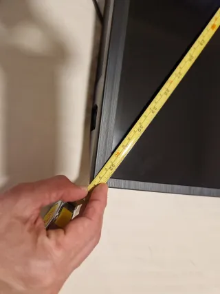 Televisión Xiaomi con mando y soporte