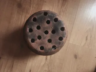 Asador de castañas de alfarería.