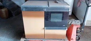 Cocina calefactora de leña negra y dorada