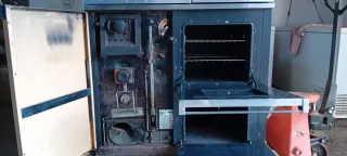 Cocina calefactora de leña negra y dorada