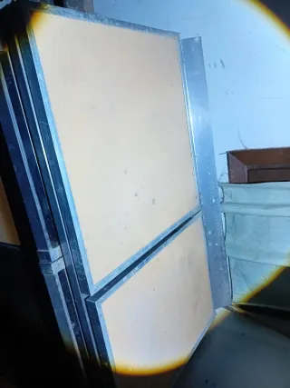 Cocina calefactora de leña negra y dorada