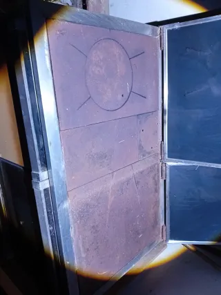 Cocina calefactora de leña negra y dorada