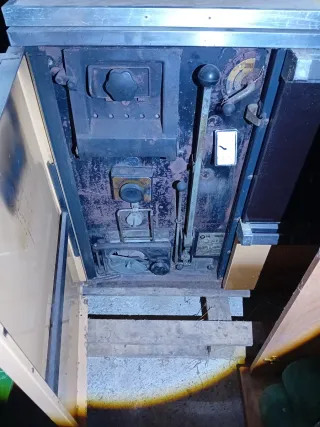 Cocina calefactora de leña negra y dorada