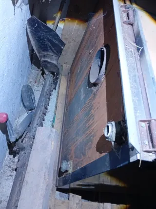 Cocina calefactora de leña negra y dorada