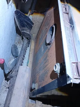 Cocina calefactora de leña negra y dorada