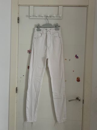 Pantalón vaquero pitillo blanco Stradivarius