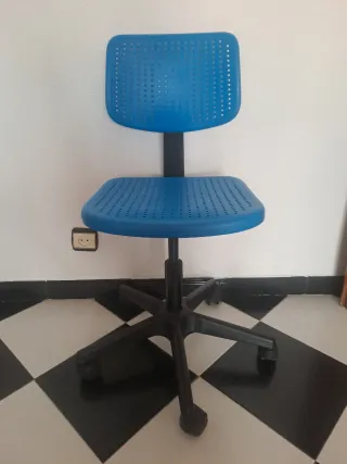Silla de oficina azul y negra