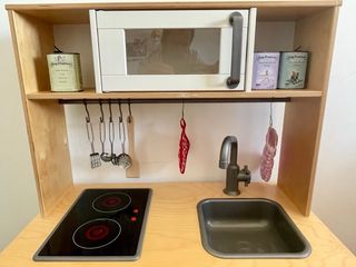Cocina IKEA madera + carro y alimentos