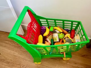 Cocina IKEA madera + carro y alimentos