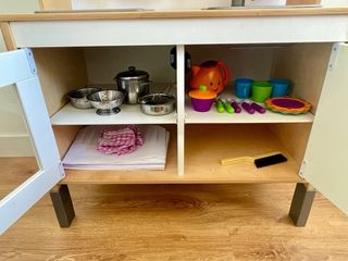 Cocina IKEA madera + carro y alimentos