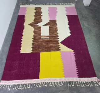 Alfombra de tela púrpura y amarilla