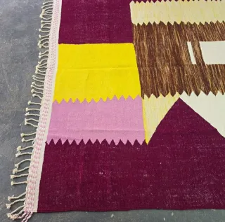 Alfombra de tela púrpura y amarilla