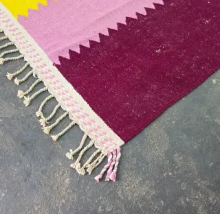 Alfombra de tela púrpura y amarilla