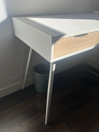 Escritorio blanco y madera