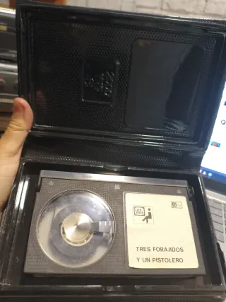 Beta Tres forajidos y un pistolero