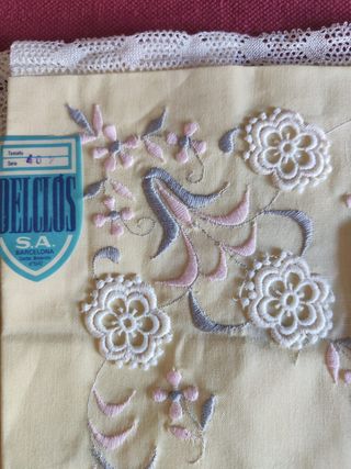 Mantelería Delclos 6 servicios bordada