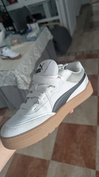 Zapatillas Puma Blancas y Marrones