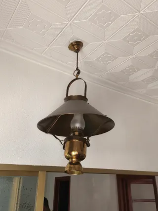 Lámpara colgante dorada y transparente