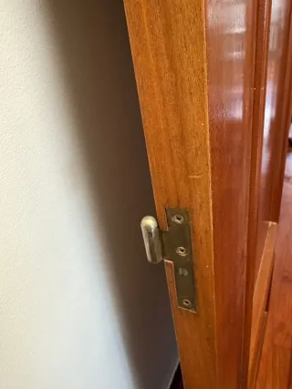 Puerta de madera, sin manilla.