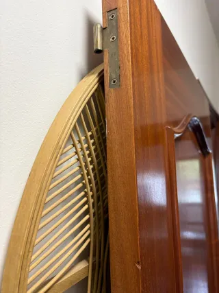 Puerta de madera, sin manilla.