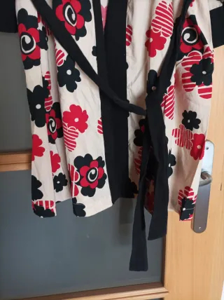 Kimono Oysho floral beige y rojo