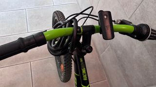 Bicicleta infantil negra y verde