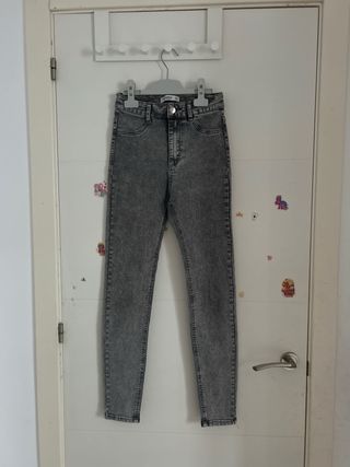 Pantalón vaquero pitillo gris Pull and Bear