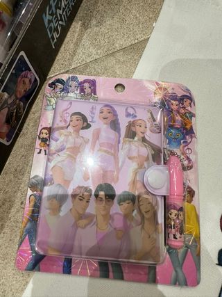Pack K-Pop: Bolsa, Papelería y Muñeca Rumi