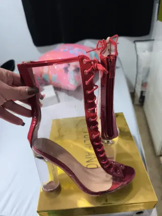 Botines transparentes con cordones rojos talla 38