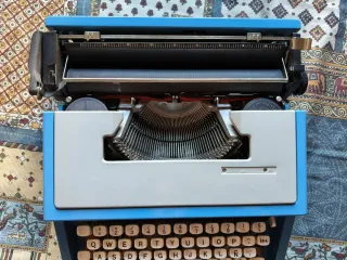 Máquina de escribir Olivetti portátil azul