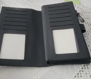 Cartera de cuero negro acolchada