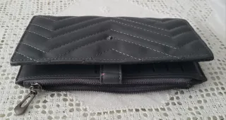 Cartera de cuero negro acolchada