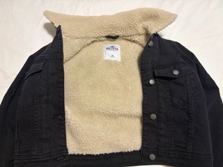 Cazadora Hollister negra con borreguillo T.XS