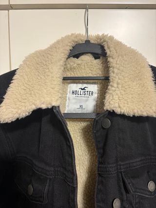 Cazadora Hollister negra con borreguillo T.XS