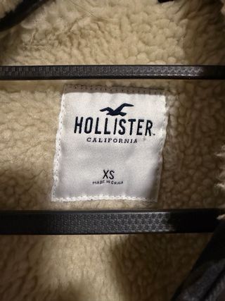 Cazadora Hollister negra con borreguillo T.XS