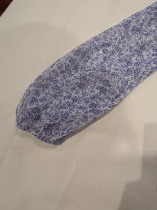 Blusa Zara niña flores azul y blanco.Puño goma